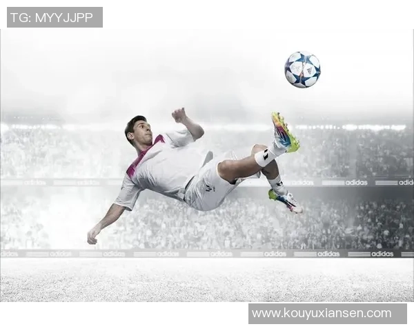 足球明星抱胸高清图片展现运动魅力与个性风采的完美瞬间